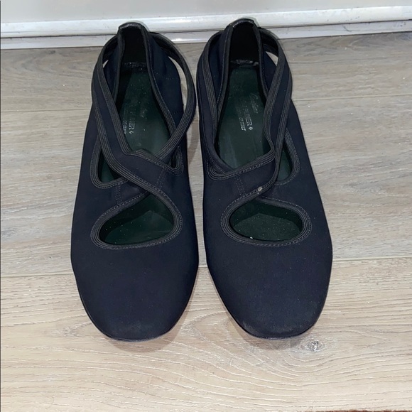 Donald J. Pliner Black Women's Flats - Picture 1 of 4